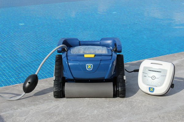 Nettoyer sa piscine avec un balai aspirateur : méthode simple et efficace